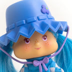 Strawberry Shortcake 5.5-inch Blueberry Muffin Poseable Sweet Scented Fashion Doll with 4 Surprise Reveal Accessories