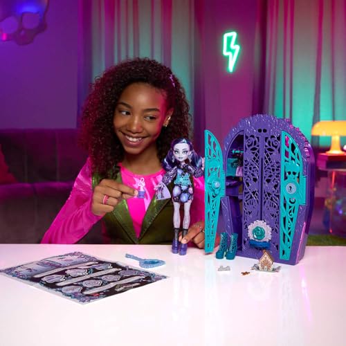 Monster High Skulltimate Secrets Doll & Accessories Set, Garden Mysteries Twyla with Reveal Closet & 19+ Tea Party Surprises Like Clothes