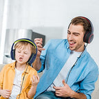 RORSOU R10 Kids Headphones Over-Ear with Microphone, Lightweight Folding Stereo Bass Headset with 1.5M No-Tangle Cord, Portable Wired Headphones for Smartphone Tablet Computer MP3 / 4 (Black)