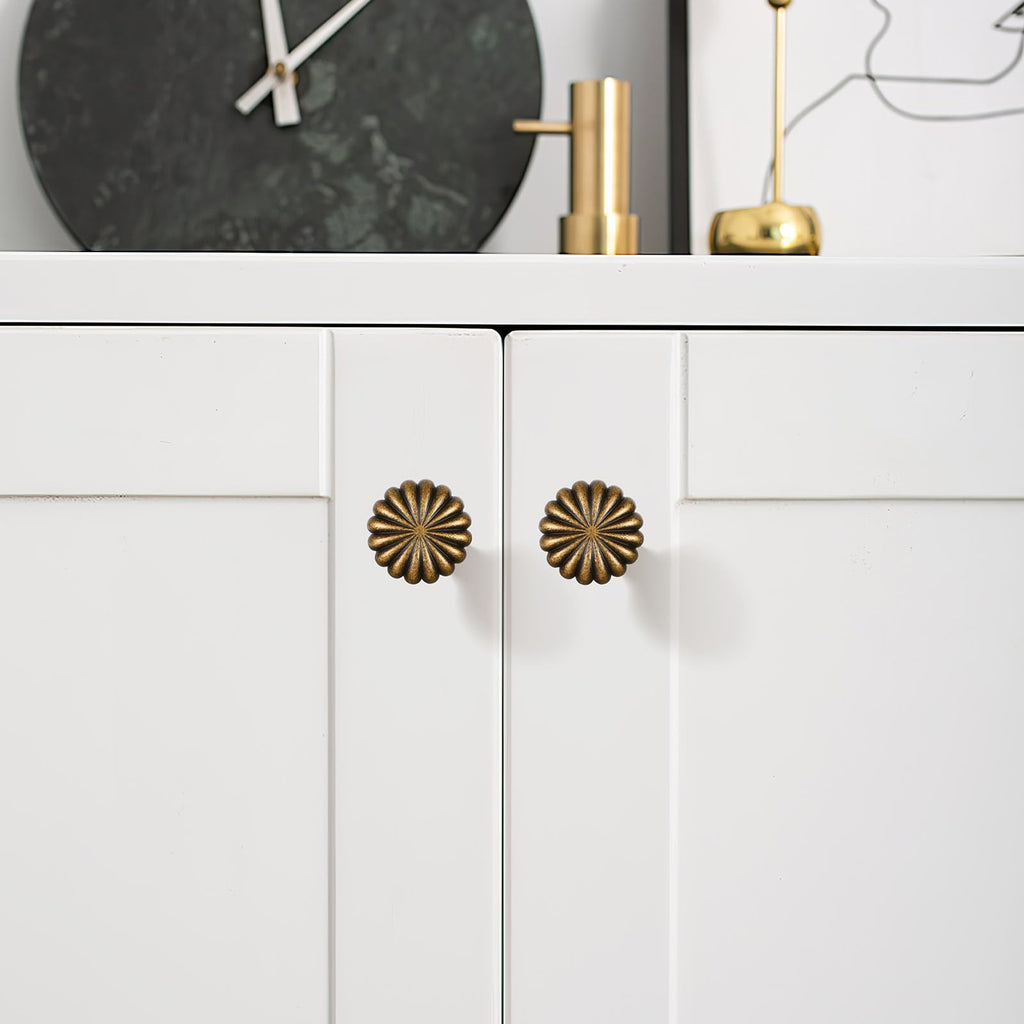 FAPUAL 15 Pack Antique Brass Cabinet Knobs for Kitchen Cabinets and Dresser Drawers，Zinc Alloy Hardware Handles Pulls，Vintage Cupboard Drawer Knob