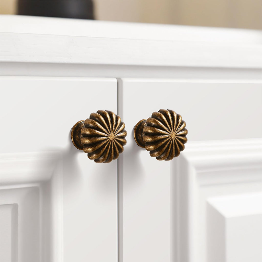 FAPUAL 15 Pack Antique Brass Cabinet Knobs for Kitchen Cabinets and Dresser Drawers，Zinc Alloy Hardware Handles Pulls，Vintage Cupboard Drawer Knob