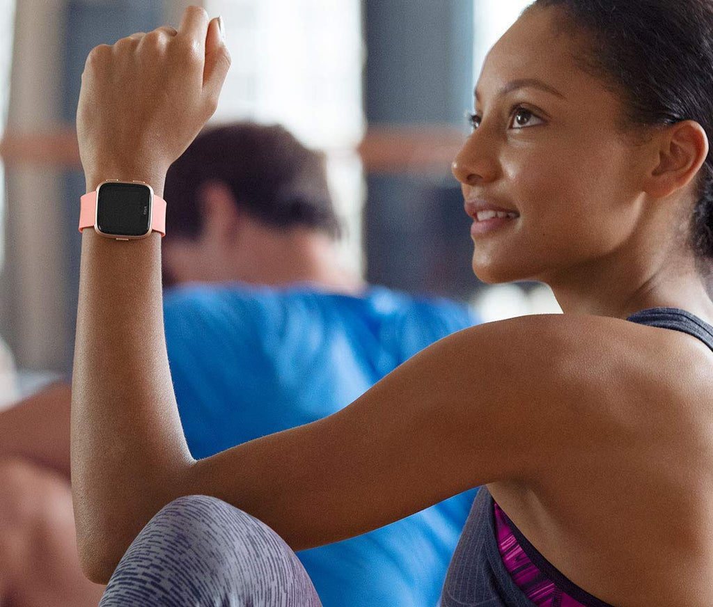 Fitbit Versa Health & Fitness Smartwatch with Heart Rate, Music & Swim Tracking, Peach