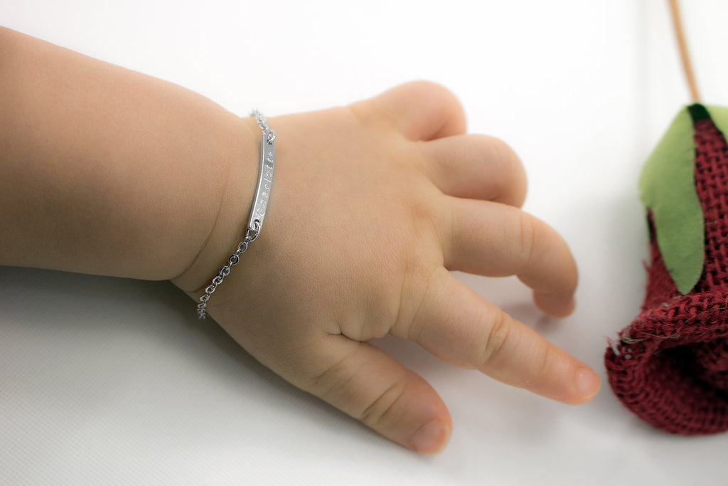 Baby Name Bar ID Bracelet Gold Plated Personalized Baby Gifts 16k Gold Dainty Hand Stamp Customized Newborn to Children First Birthday Great Gift