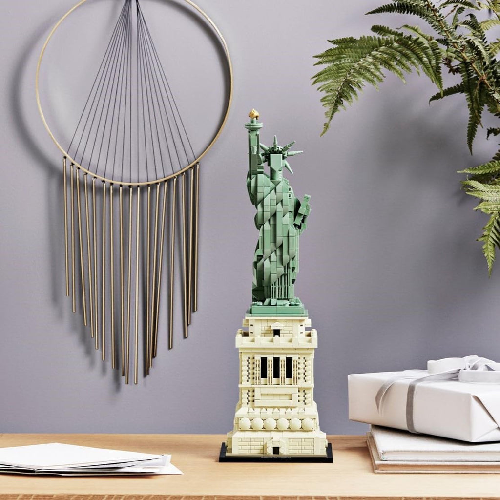 LEGO Architecture Statue of Liberty 21042 Model Building Set - Collectible New York City Souvenir, Creative Home Décor or Office Centerpiece, Great Gift Idea for Adults and Teens
