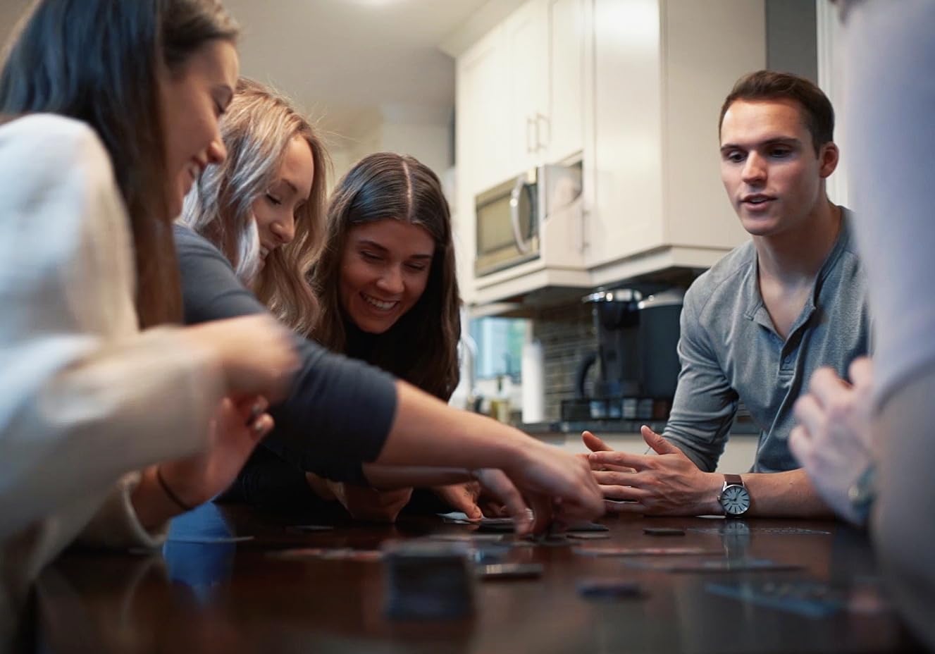 5-Minute Mystery | A Fast-Paced, Real-Time Cooperative Detective Board Game for Families | Solve The Case Before Time Runs Out | Ages 8+ | 1–6 Players