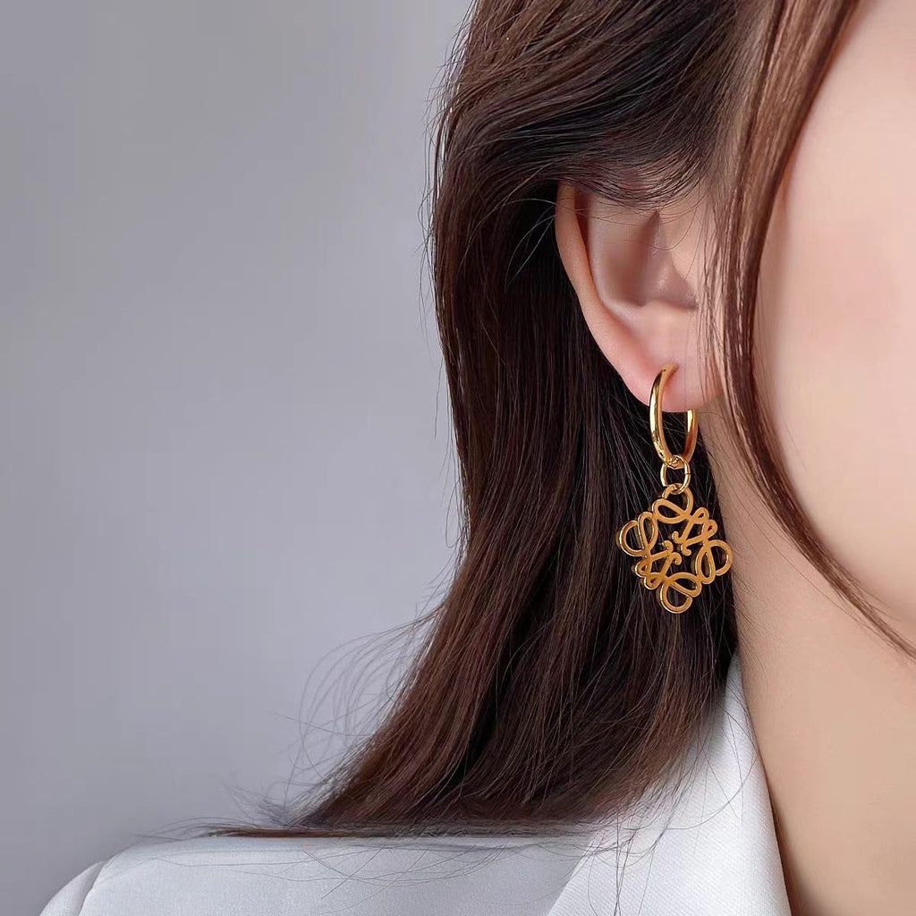 Luxury 14K gold-plated geometric openwork earrings, designer hoop gold earrings, high-end vintage hypoallergenic fashion jewelry.