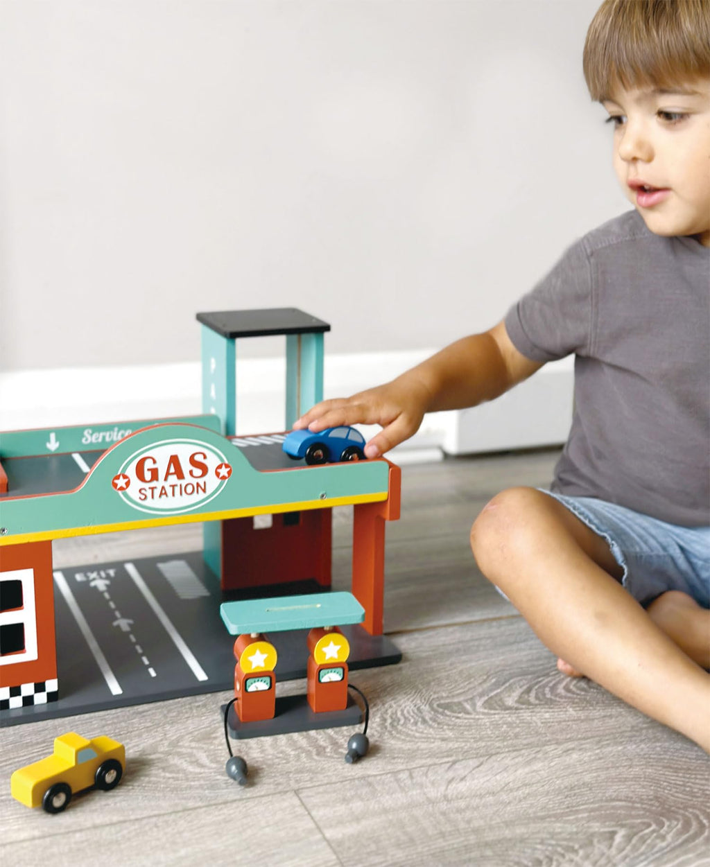 Mentari Toys - Gas Station - Wooden Toy Garage with Lift, Cars, Ramp and Gas Pumps - Encourages Imaginative Play, Fine Motor Skills & Problem Solving - Age 3+
