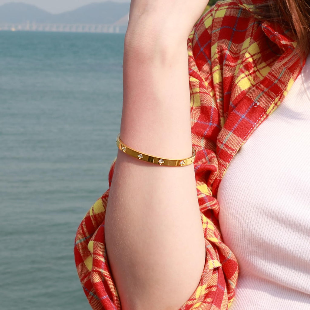 BOLAGTIER 14K Gold Plated Four Leaf Clover Bangle Bracelet (Gold-M)