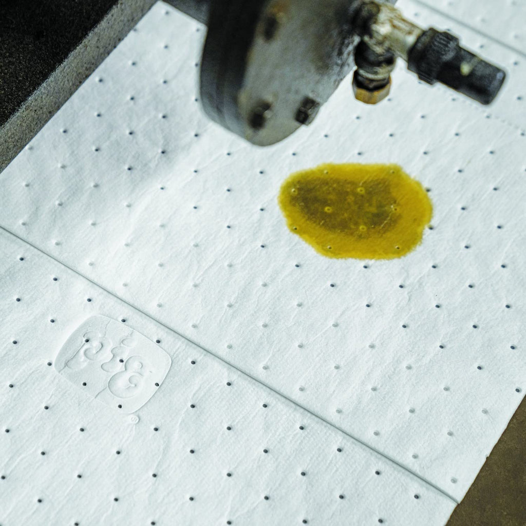 PIG Oil Mat - Oil-Only Absorbent - 100 Pads per Dispenser Box - 15" x 20" - Absorbs Up to 28 Ounces - Heavyweight - MAT440
