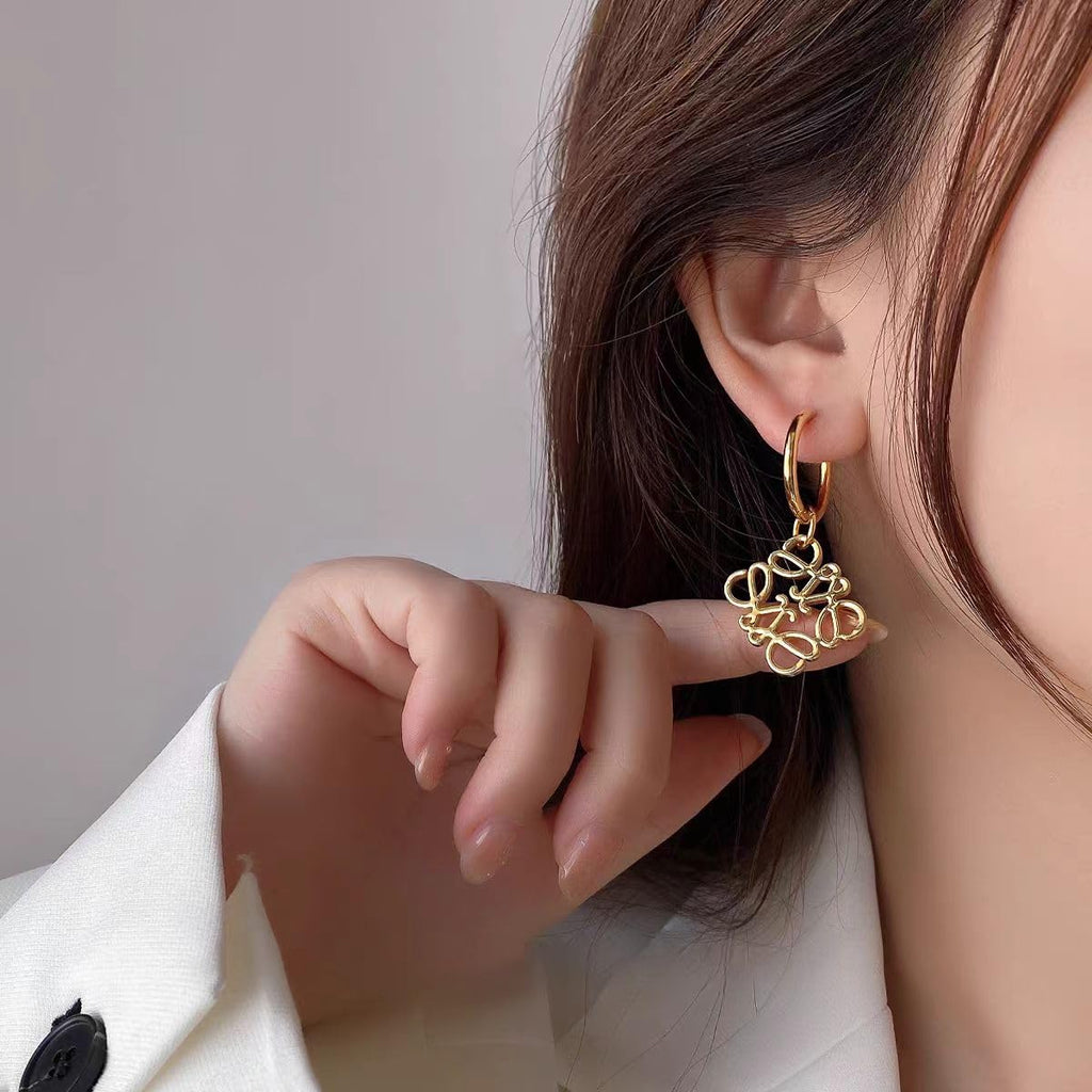 Luxury 14K gold-plated geometric openwork earrings, designer hoop gold earrings, high-end vintage hypoallergenic fashion jewelry.