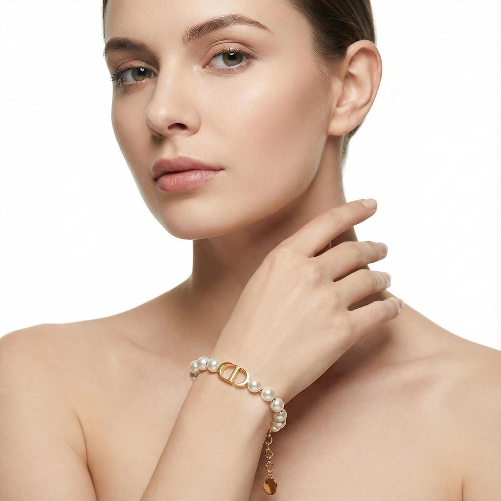 Merlinae 18K gold plated Copper , initial letter bright gold chain designer jewelry bracelet, double-layered star-shaped and letter decorated bracelet, luxurious style, adjustable wrist length, suitable for women to wear
