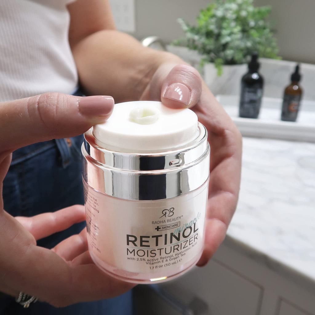 Radha Beauty Moisturizing Miracle Retinol Cream for Face - with 2.5% Retinol, Hyaluronic Acid, Vitamin E and Green Tea. Luxury Night and Day Cream 1.7 fl oz.