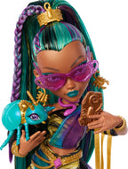 Monster High Nefera De Nile Doll, Royal Mummy in Dress with Pet Scarab Lavish and 7 Accessories Like Purse, Laptop, Sunglasses, Drink and Snacks