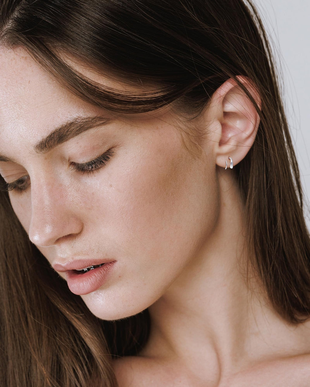 Desnuage Tiny Double Hoop Earring S925 Sterling Silver Small Hammer Texture Hoop Hypoallergenic Spiral Twist Earrings for Women Trendy