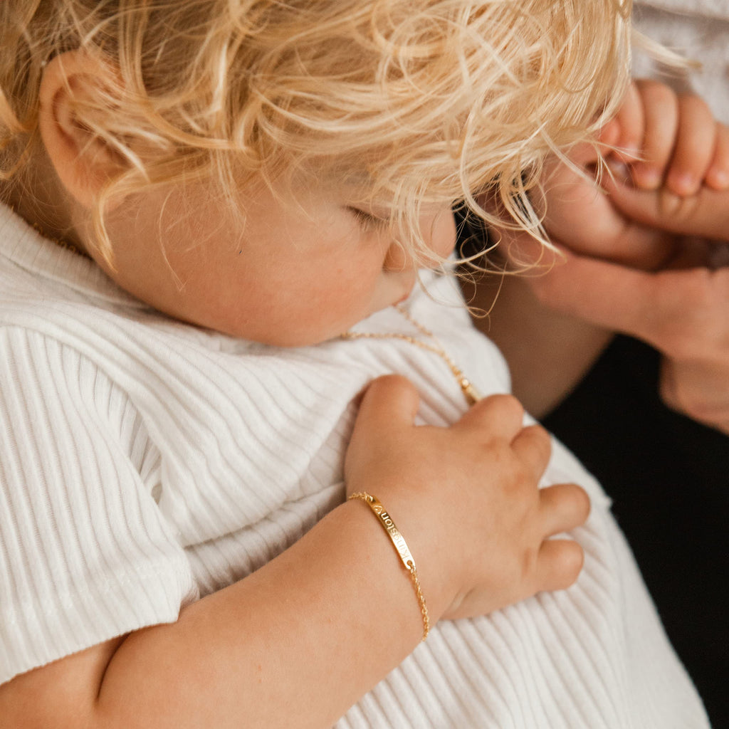 Baby Name Bar ID Bracelet Gold Plated Personalized Baby Gifts 16k Gold Dainty Hand Stamp Customized Newborn to Children First Birthday Great Gift