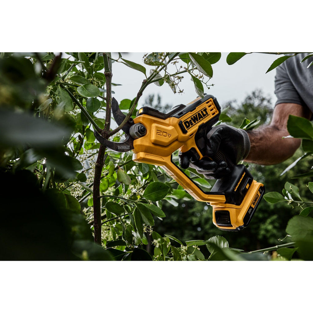 Dewalt 1.5" Pruning Shear, Ideal Gardening Tool, Quick and Precise Cuts, Up to 1,100 Cuts Per Load, Model DCPR320B, 20V