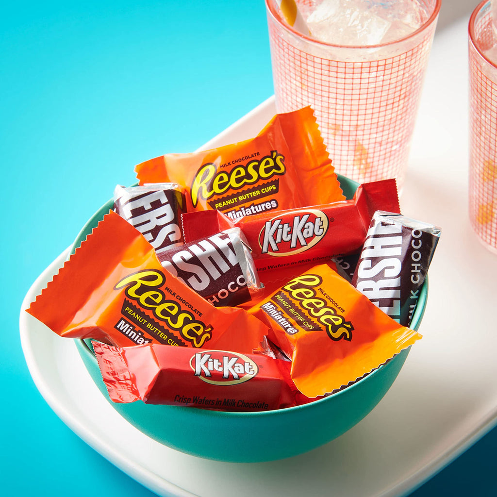 Hershey's Assorted Chocolate Halloween Candy Bulk Variety Pack, 80 oz