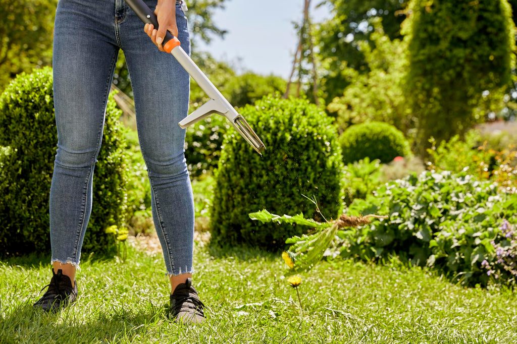Gardena 03518 | Weed Puller Remover Tool, Heavy Duty Stand-Up Garden Hand Weeder, Easy Weed Removal, Built-in Ejector, Long Handle for Outdoor Use. Weeding Claw.