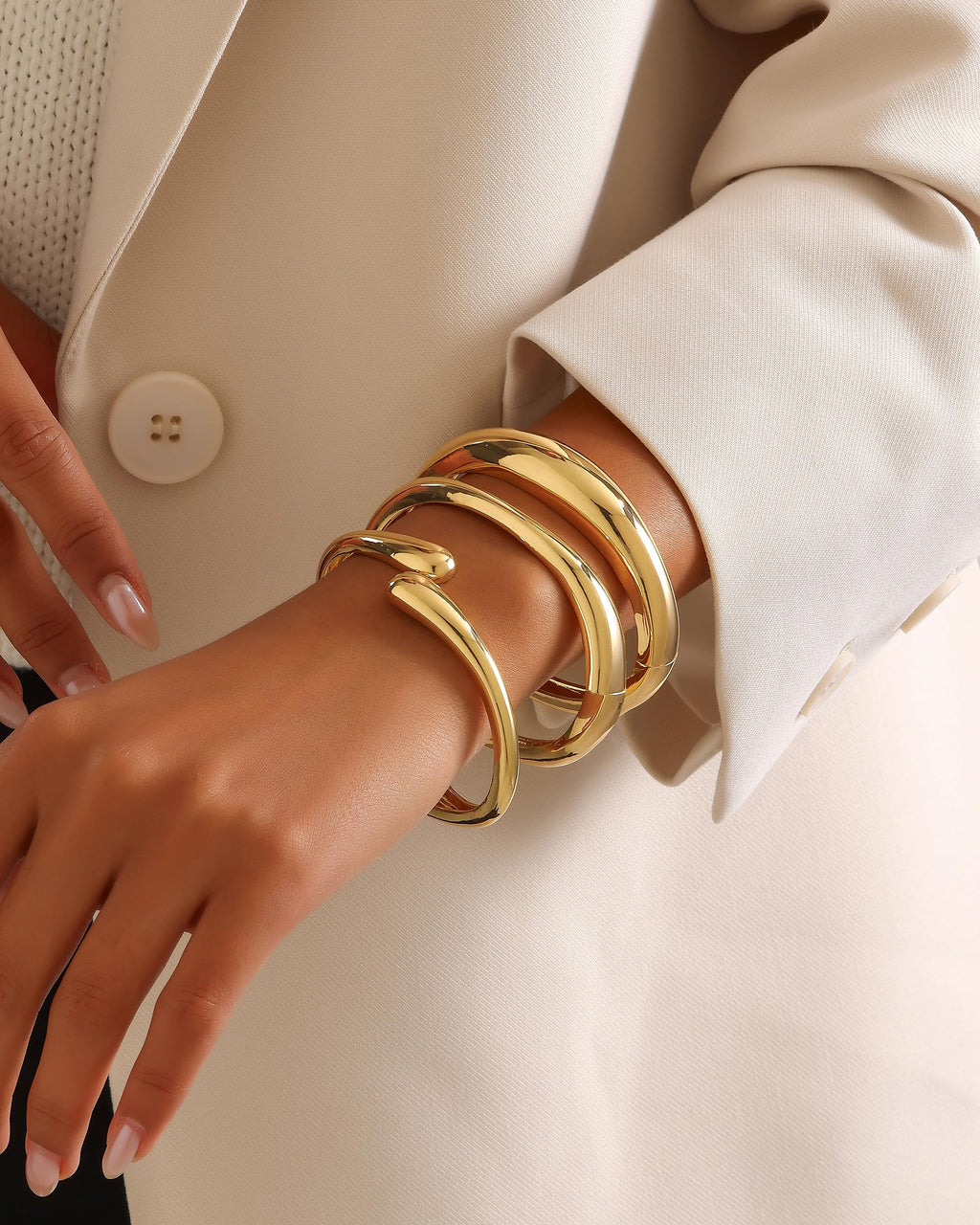 Solistra 3Pcs Gold Bangles Bracelets for Women,14K Gold Plated Hinged Opened Chunky Thick Gold Bracelet Stack Cuff Bracelets Statement Jewelry Set for Women