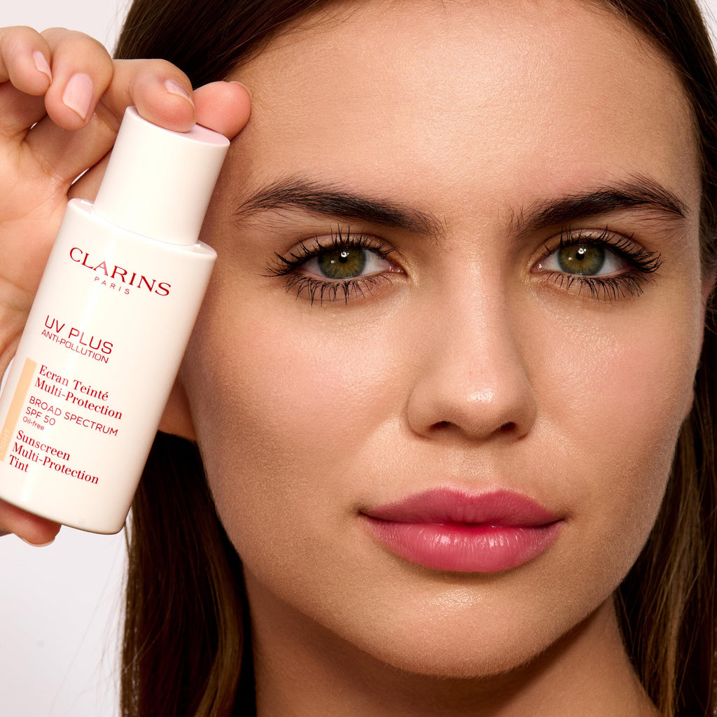 Clarins UV Plus Anti-Pollution, Broad Spectrum SPF 50 Tinted Face Sunscreen | Sheer Finish | Lightweight and Oil-Free | Triple Protection From UVA/UVB Rays, Free Radicals and Pollutants | Shade Light
