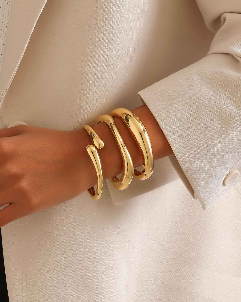 Solistra 3Pcs Gold Bangles Bracelets for Women,14K Gold Plated Hinged Opened Chunky Thick Gold Bracelet Stack Cuff Bracelets Statement Jewelry Set for Women