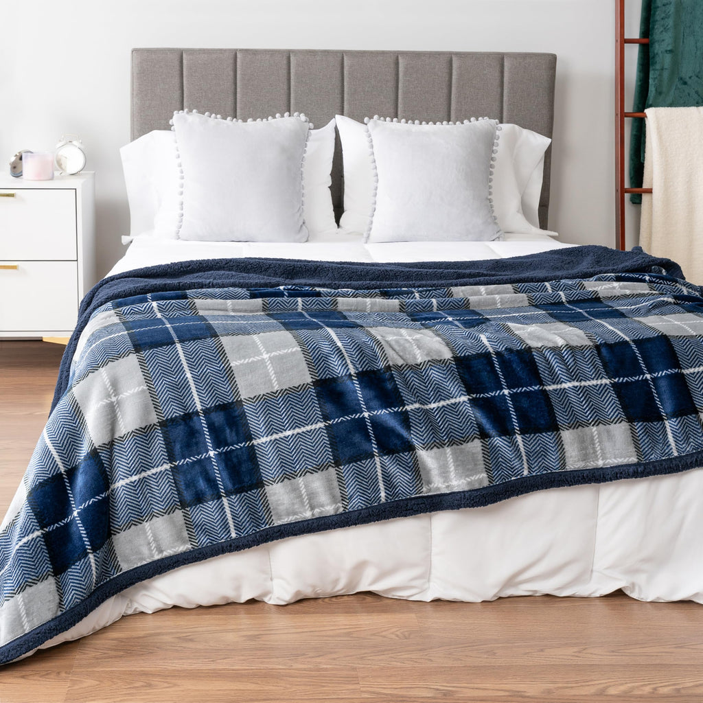 PAVILIA Twin Plaid Sherpa Throw Blanket for Couch Sofa Bed, Navy, 60x80