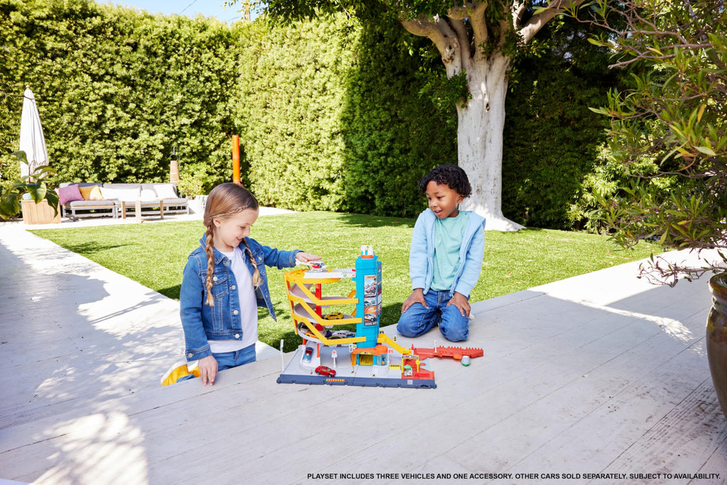 Matchbox Toy Vehicles & Playset, Transportation Center with 5 Levels, Kid- & Car-Activated Features, 1:64 Scale Taxi, Boat & Helicopter & Food Vendor